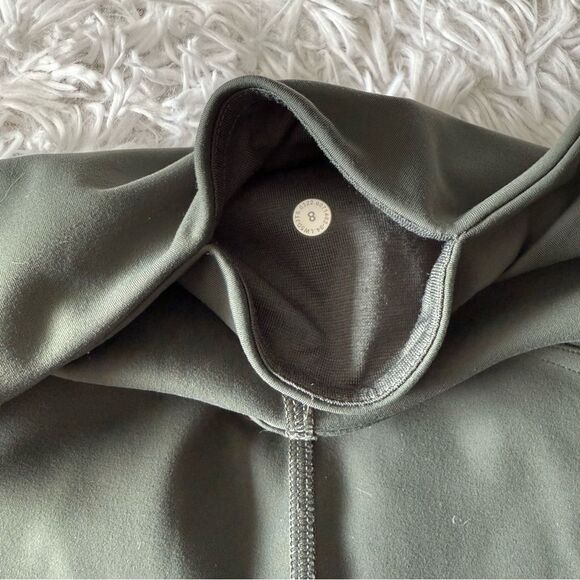 Lululemon Matching Set with Top and Leggings in Smoked Spruce Green Size 8 - Picture 6 of 9